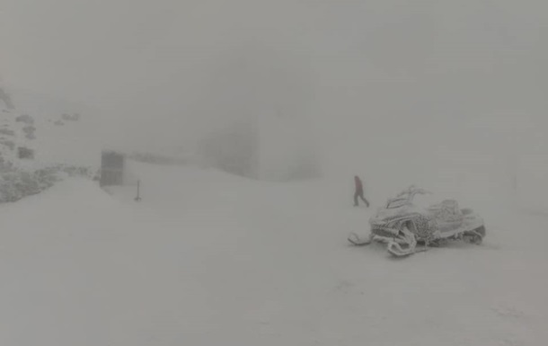 У горах випало понад півметра снігу. Рятувальники попереджають, що через снігопади і заметілі в Карпатах 1 і 2 лютого можуть сходити лавини.