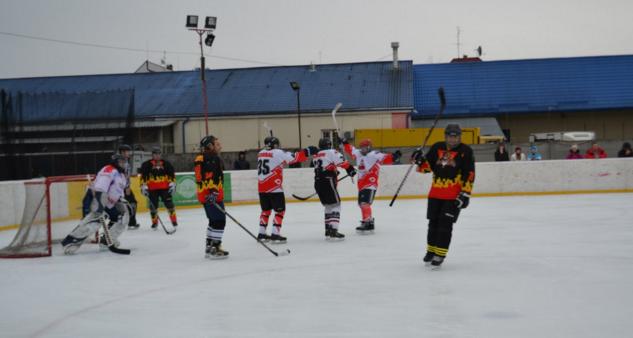 Учора на льодовому полі “IceLand” тривали дві гри фіналу, у яких за перемогу змагалися “Ужгородські вовки” – “Шахтарські Барси” та “Спартак” – “Синевир”.