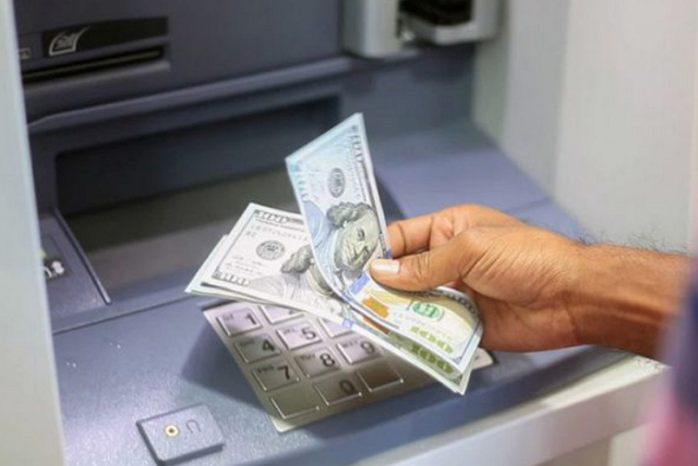 В Україні з початку року набувають чинності нові правила валютно-обмінних операцій у частині, що стосуються проведення обміну валют через платіжні пристрої – банківські автомати та платіжні термінали.