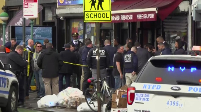 Поліція Нью-Йорка розшукує чоловіка у будівельному жилеті та протигазі, який брав участь у нападі на станції метро 