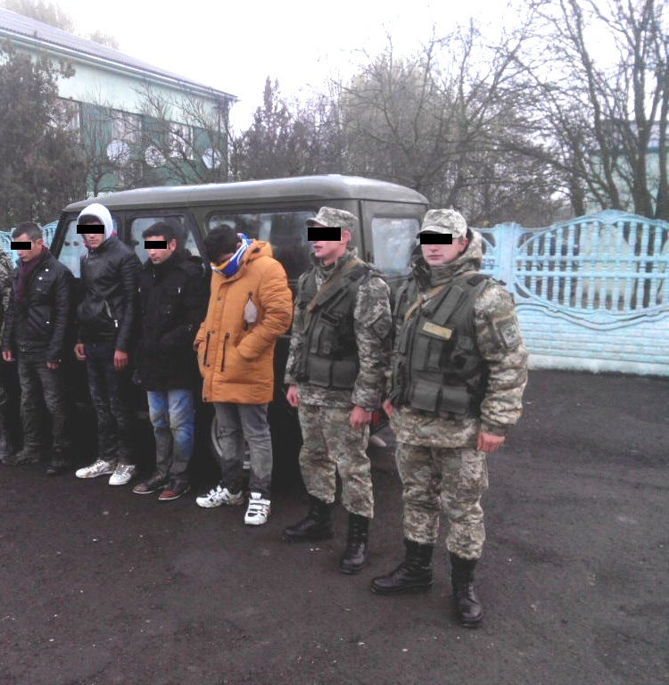  Сегодня утром неподалеку от границы с Венгрией пограничники отдела «Лужанка» Мукачевского отряда задержали группу лиц азиатской внешности.