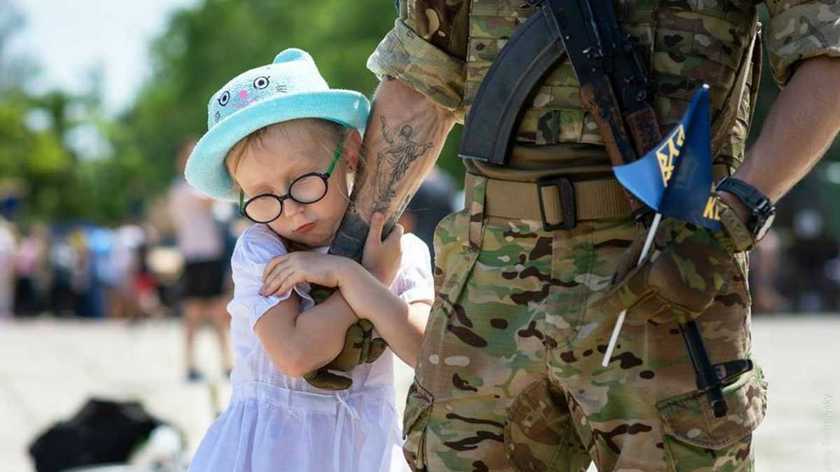 В Україні триває воєнний стан, а з ним і мобілізація. Згідно із законом, є багато винятків для батьків та опікунів неповнолітніх дітей.
