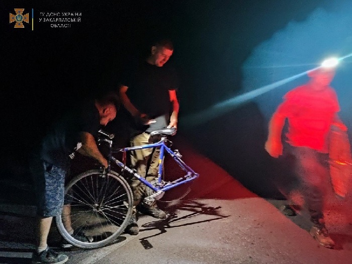Учора 23-річний хлопець із Тячева виїхав кататися на велосипеді в лісовому масиві поблизу с. Лази, однак потрапив у незнайому місцевість і втратив орієнтир.