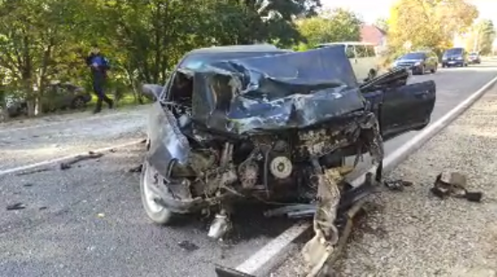 Аварія за участю шкільного автобуса та легкового автомобіля сталася між Виноградовом та селом Руська долина.