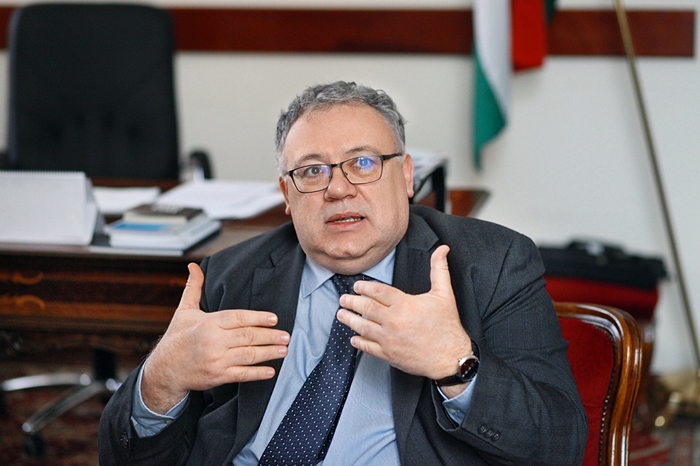 После проведения соответствующих консультаций с представителями национальных меньшинств, заявил Посол Венгрии в Украине Иштван Ійдярто в интервью агентству 