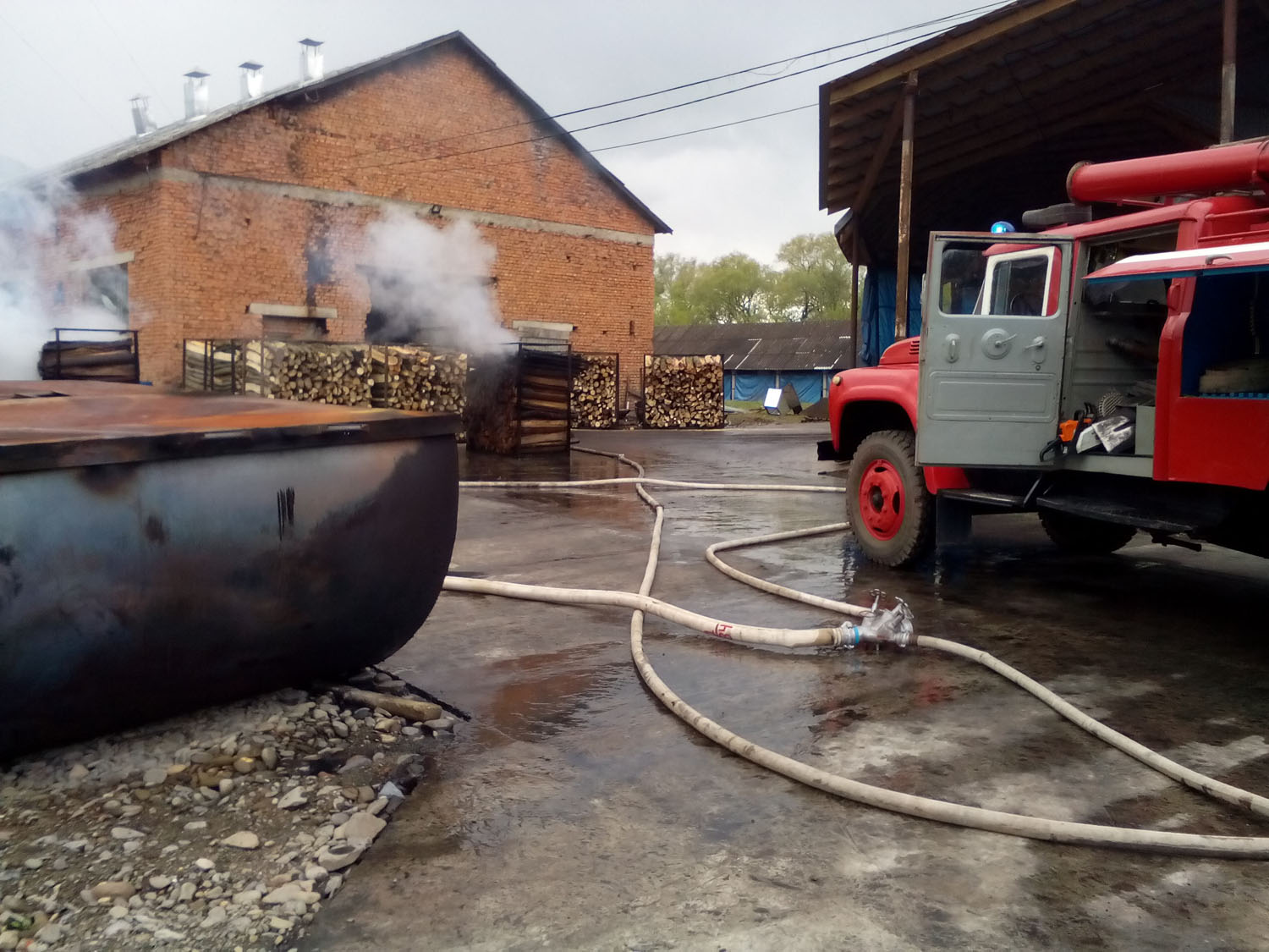 23 апреля в 15:50 поступило сообщение о пожаре на предприятии, которое специализируется на изготовлении древесного угля и расположен на вул. Строителей в Перечине.