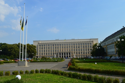 Державні прапори на адміністративних будівлях приспущені, проведення розважальних заходів обмежено.
