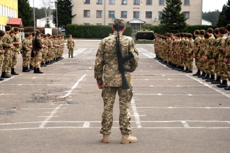 Президент Порошенко встановив терміни звільнення в запас військовослужбовців строкової служби та строки проведення чергових призовів на строкову військову службу в 2018 році.
