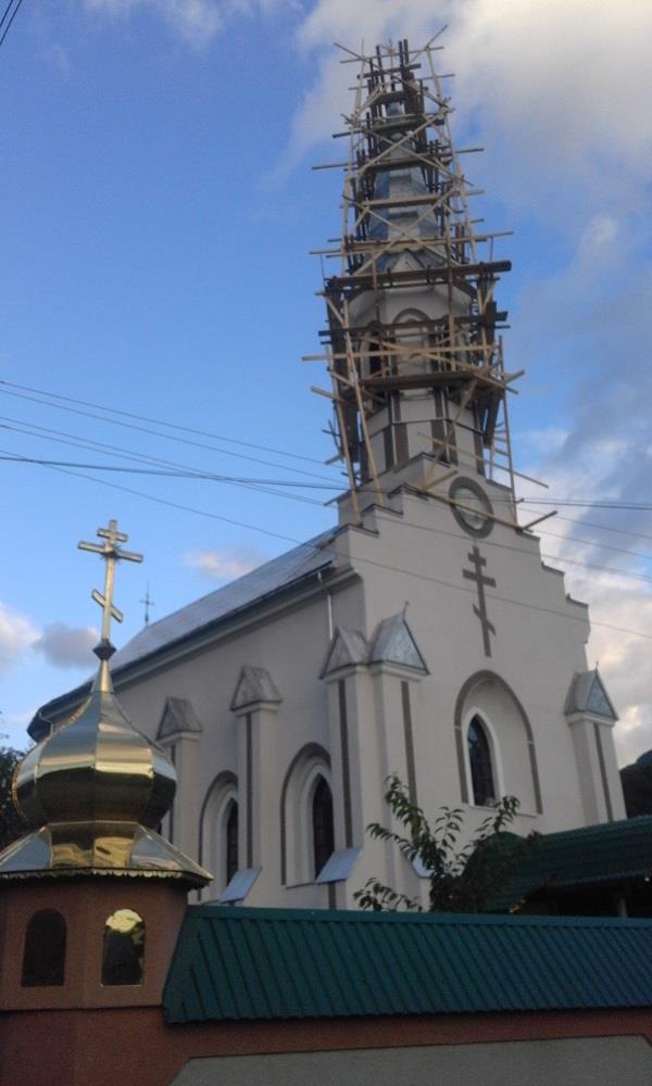 Нещодавно у с. Красна розпочато реконструкцію дзвіниці церкви Успіння Божої Матері. І саме цей факт викликав хвилю обурення у селі.