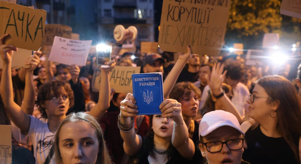 Верховна Рада обмежила незалежність НАБУ і САП: Зеленський підписав закон, активісти вийшли з протестом