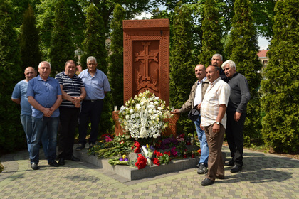 Вірмени Закарпаття збираються біля Хачкара – пам’ятника, що встановлений на Київській набережній, щоби запалити свічки, покласти квіти і вшанувати пам’ять жертв геноциду в Османській імперії в 1915 р.
