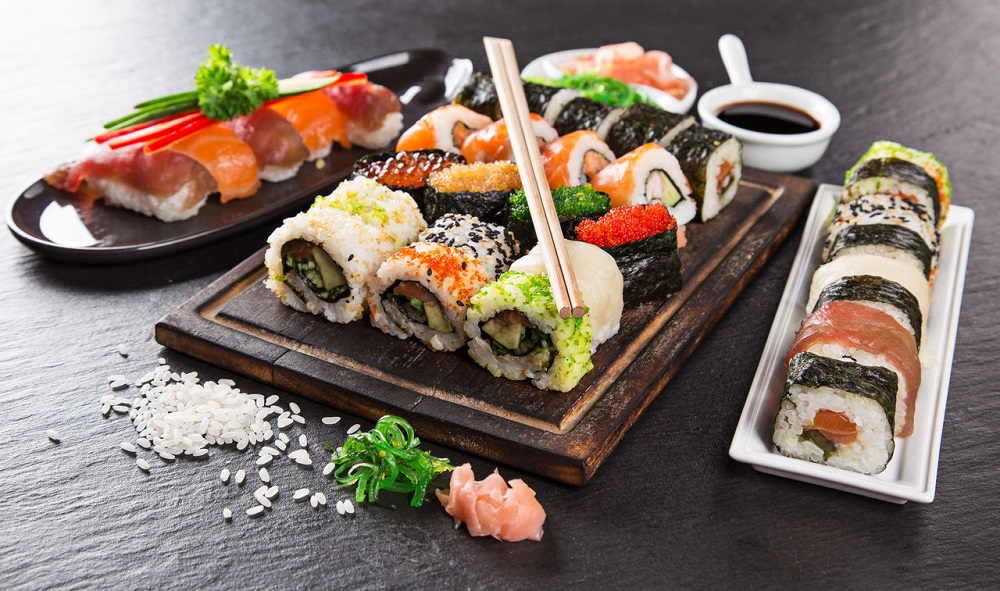 Суші – це традиційна японська страва, яка включає в себе рис, рисовий оцет, рибу та інші інгредієнти, такі як морські водорості, овочі та соуси.