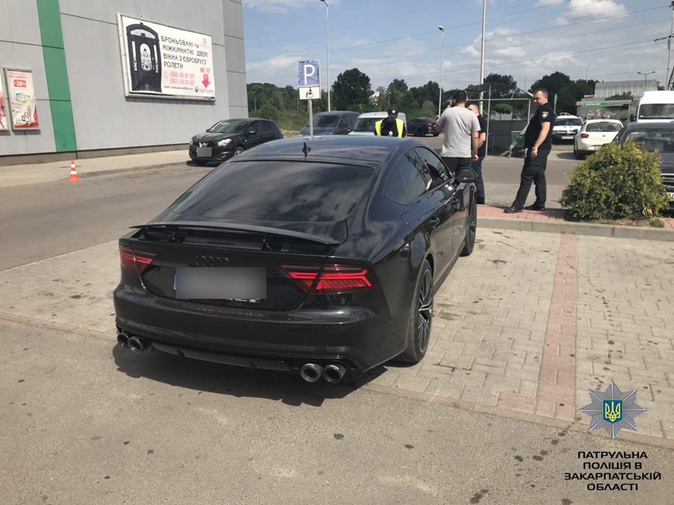 Вчора, близько 17-ї години, на вулиці Т. Масарика у місті Мукачеві, патрульні виявили автомобіль Audi A7.
