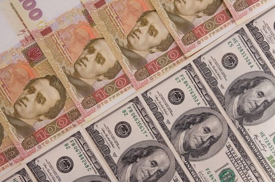 Нацбанк зміцнив курс гривні на десять копійок - до 26,38 гривень за долар. При цьому євро подешевшав на 19 копійок.