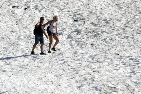 На Алясці в Анкориджі зафіксовано абсолютний температурний рекорд - у четвер стовпчик термометра піднявся до 90 градусів за Фаренгейтом (+32 за Цельсієм).

