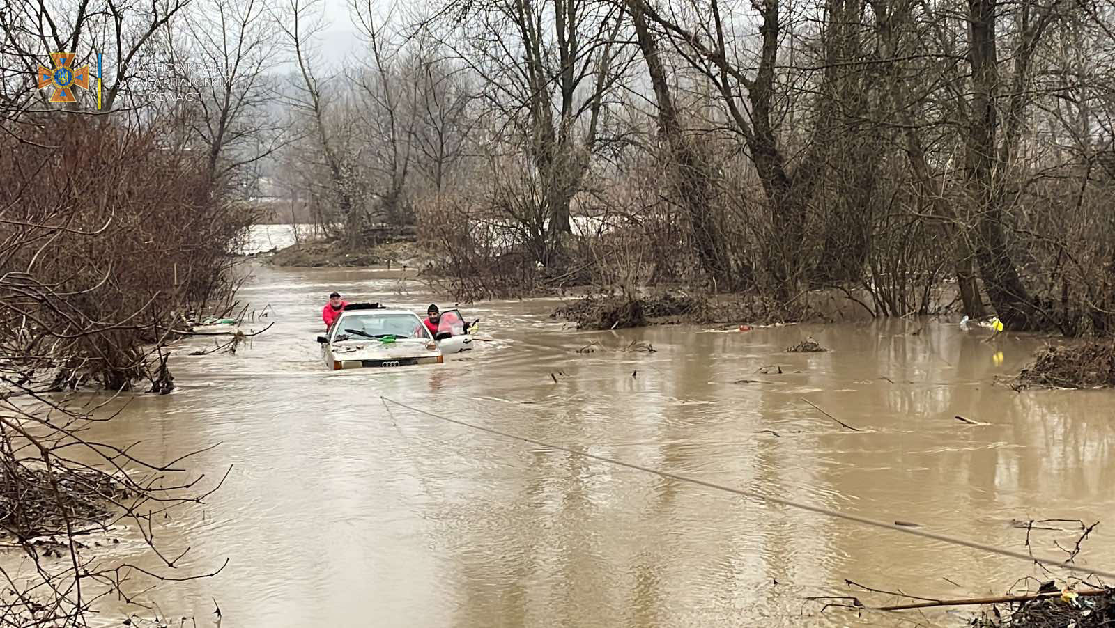 У Хусті рятувальники вивільнили з річки Ріка підтоплений автомобіль Audi 100.
