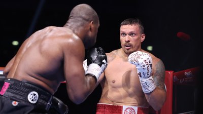 Малюнок до статті Святкує вся Україна: Усик захистив титул у видовищному бою з Дюбуа - історичний бій завершився нокаутом (ФОТО)%