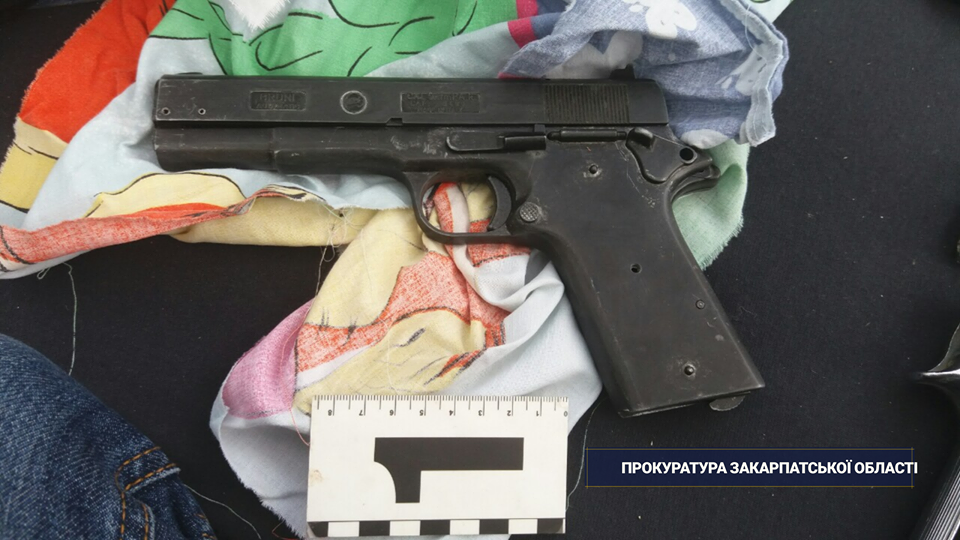 Прокурором Мукачевской местной прокуратуры согласовано подозрение 37-летнему местному жителю, дома у которого правоохранители обнаружили склад с оружием и боеприпасами.
