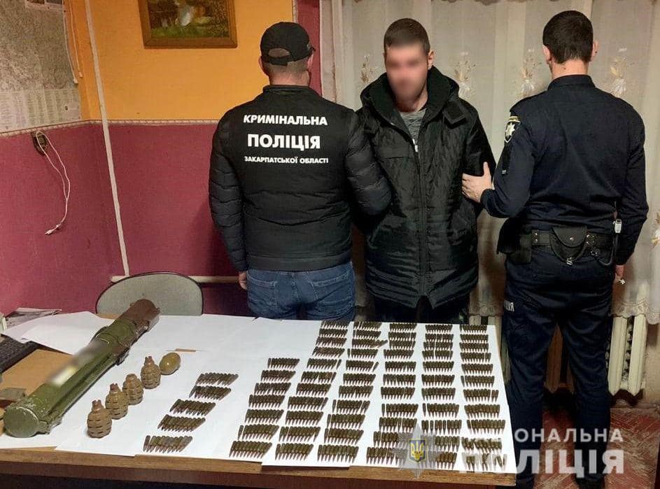 У  ході контролю за вчиненням злочину на території Берегівського району правоохоронці затримали зловмисника на продажі зброї. 

