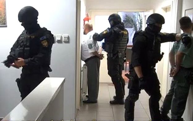 Угорські правоохоронці затримали цілу зміну співробітників митниці та поліції з КПП Захонь-Чоп.
