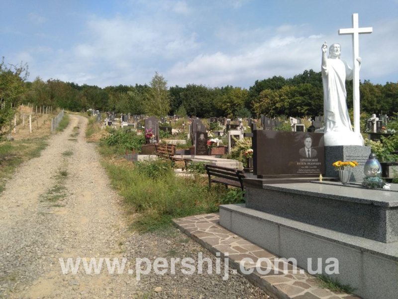 У Мукачеві на кладовищі беруть гроші за поховання з усіх, а землю дають обраним.