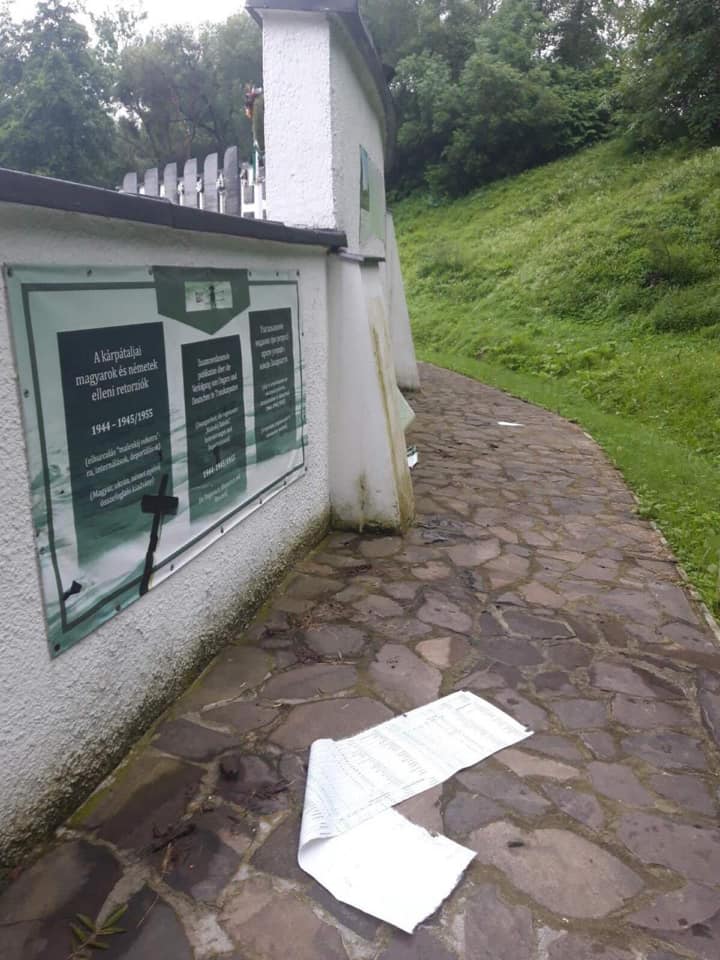 Сьогодні, 20 липня, на лінію 102 надійшло повідомлення від наглядача меморіального комплексу в місті Свалява. Заявник повідомив, що виявив пошкодженим інформаційне панно.