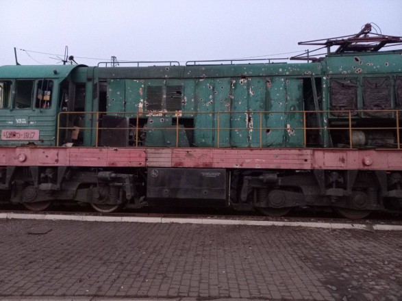 Російські окупанти вночі обстріляли ще одну залізничну станцію на сході України.