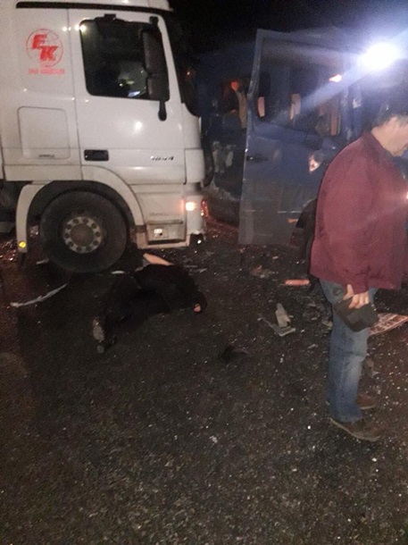 Увечері в п'ятницю, 24 листопада, на трасі Київ-Чоп у районі села Гамаліївка зіткнулися вантажівка Мерседес і рейсовий пасажирський автобус сполученням Львів - Буськ. 