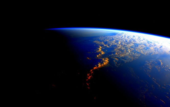 Астронавт NASA Скотт Келли поздравил участников климатической конференции ООН в Париже по случаю подписания исторического соглашения по климату.
