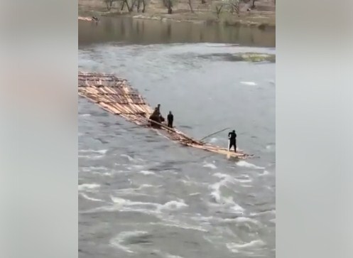 Місцеві жителі сплавляють по річках стовбури бамбуку.