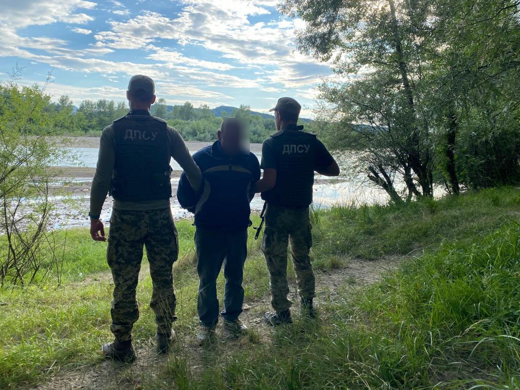 Трьох військовозобов’язаних закарпатців затримали учора на березі річки Тиса прикордонники відділення «Солотвино» Мукачівського загону.