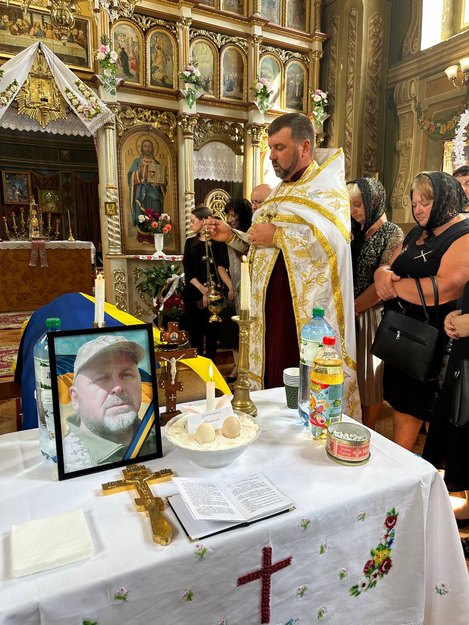 Малюнок до статті Сирій землі віддали тіло земляка: на Закарпатті прощалися з полеглим Героєм (ФОТО)%