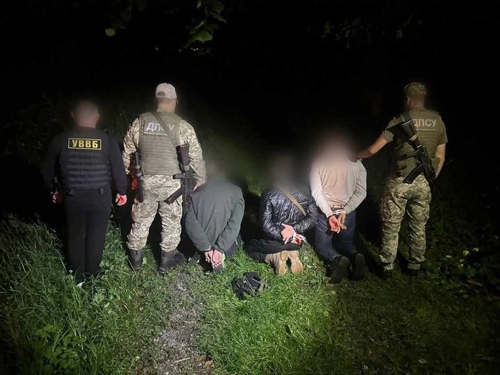 Усіх трьох затримали на околиці села Ділове, за 100 метрів до державного кордону.