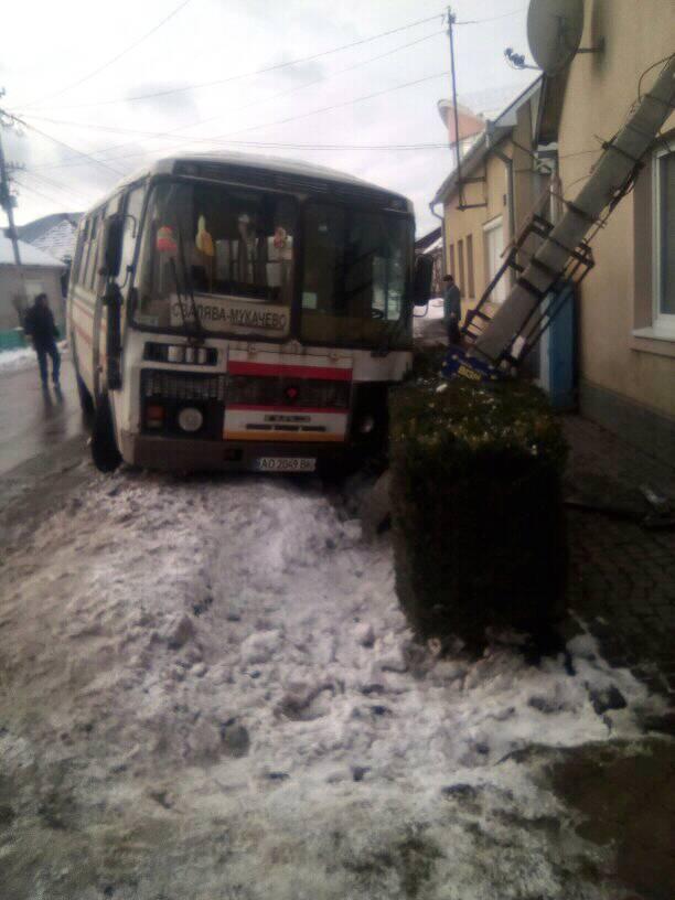Сьогодні у Сваляві по вулиці Мукачівській рейсовий автобус Свалява - Мукачево потрапив у дорожньо-транспортну пригоду.