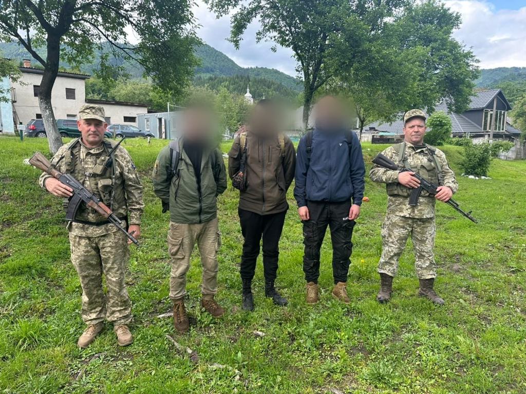 Дві доби у горах: на Закарпатті знайшли трьох чоловіків, які заблукали під час спроби втекти за кордон (ФОТО)