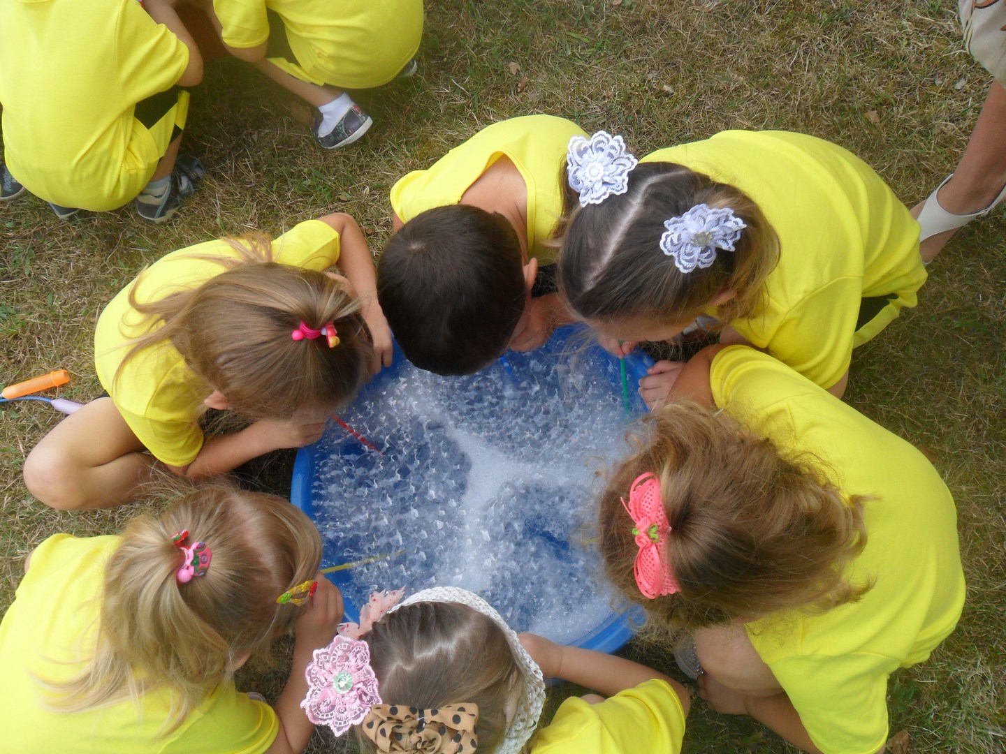 4 серпня вихованці молодшої групи «Сонечко» ДНЗ №1 презентували музично-спортивну розвагу «Шоу мильних бульбашок».