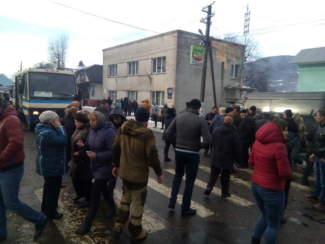 Мешканці обдзвонюють сільських депутатів і питають чому ті не прийшли на сесію, яку офіційно вимагали скликати від голови села Березово Б.Біляка на сьогодні.
