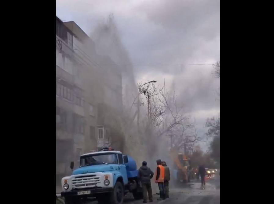 Сьогодні в Ужгороді на вулиці Комендаря (Джамбула) стався прорив водопровідної мережі.

