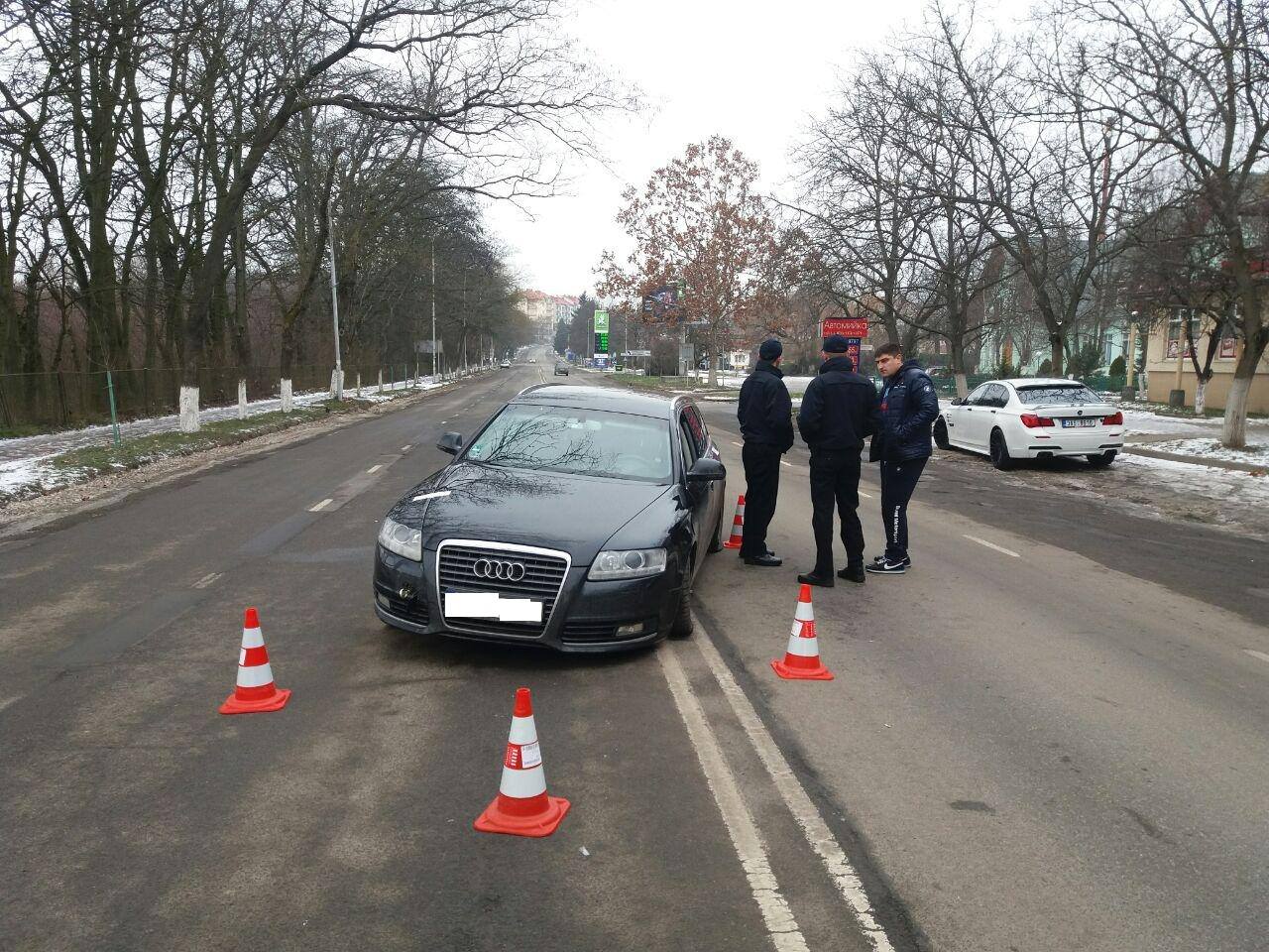 В Ужгороді посеред дороги покинули Audi A6 / ФОТО