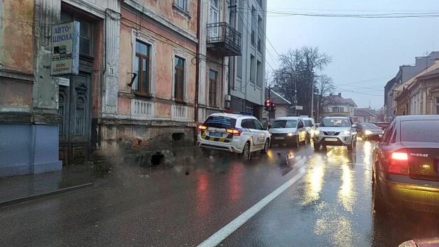 ДТП за участю вантажівки й легковика сталася в Ужгороді.