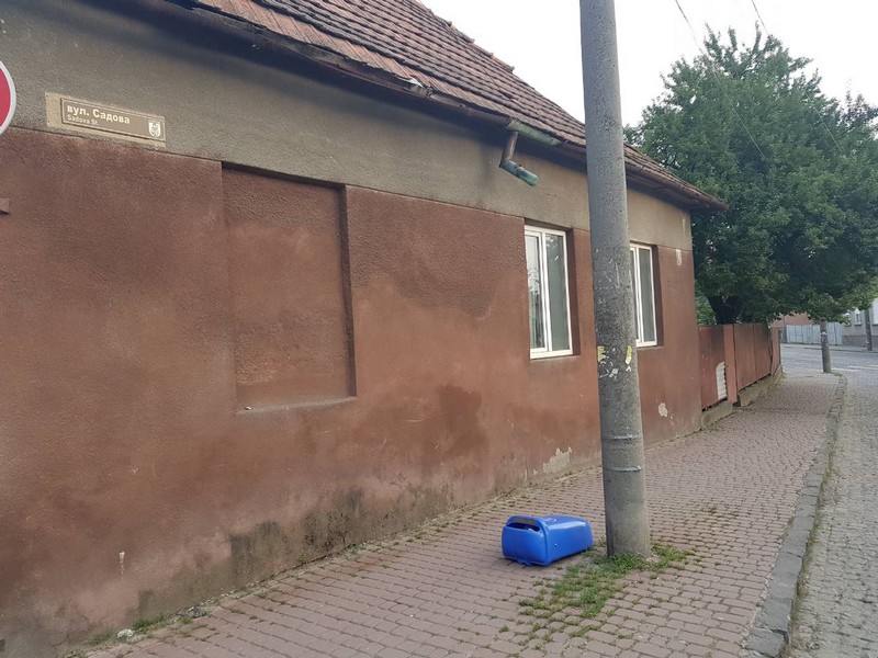 У ніч із 25 на 26 травня по вулиці Садовій у Мукачеві, особи на підпитку, повертаючись із нічного клубу, пошкодили майже всі сміттєві баки.