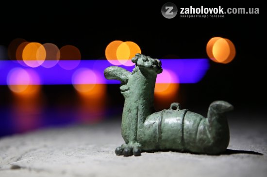 Сьогодні пізно увечері в Ужгороді встановили нову скульптурку, яка доповнить серію міні-скульптур міста. Це Кукоц - відомий мультиплікаційний герой. 