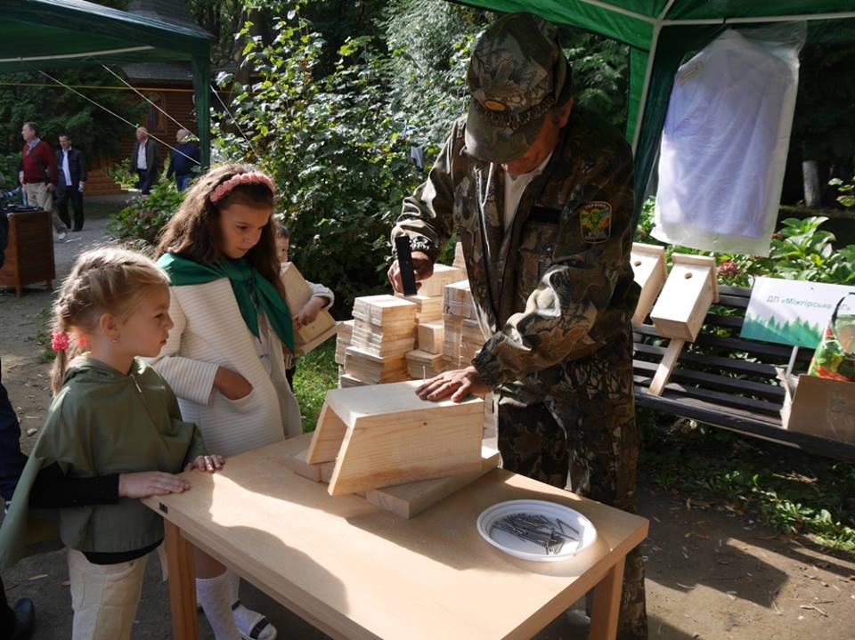 Своє професійне свято та 25-річчя з дня заснування Закарпатського обласного управління лісового та мисливського господарства лісівники краю масштабно відзначають в Ужгороді, у Боздоському парку.
