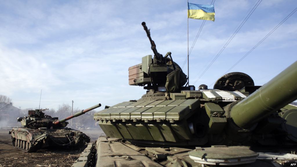 Выполняя договоренности, достигнутые в Минске 12 февраля, сегодня Украина начинает отвод 100-миллиметровых пушек от линии разграничения.
