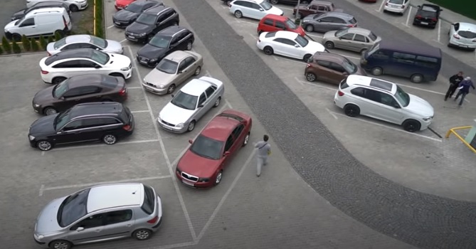 У Мукачеві оприлюднили тарифи на послуги паркінгу, що розташований позаду ЦНАПу, в денний час година паркування коштуватиме 20 гривень, вночі - 5 гривень.