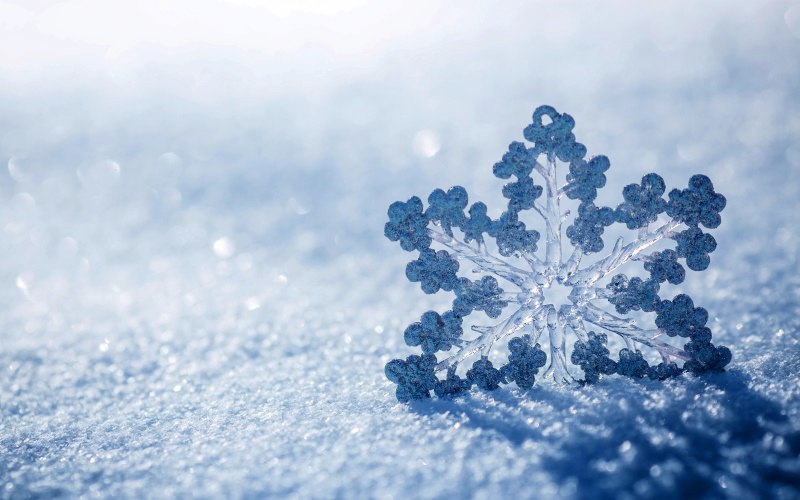 У середу майже на всій території України очікується сніг, на дорогах ожеледиця.