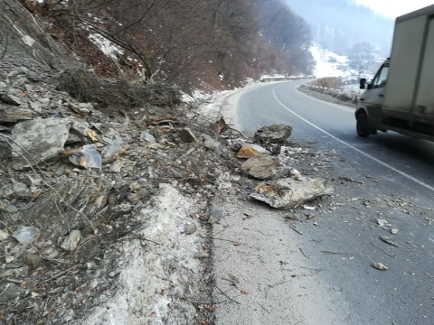 Служба автомобільних доріг у Закарпатській області попереджає учасників дорожнього руху про можливі обрушення грунтового та камяного масиву на ділянках доріг, що проходять у горах.
