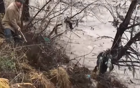 "Вода понесе". На Рахівщині люди скидують сміття прямо в річку, - ЗМІ / ВІДЕО