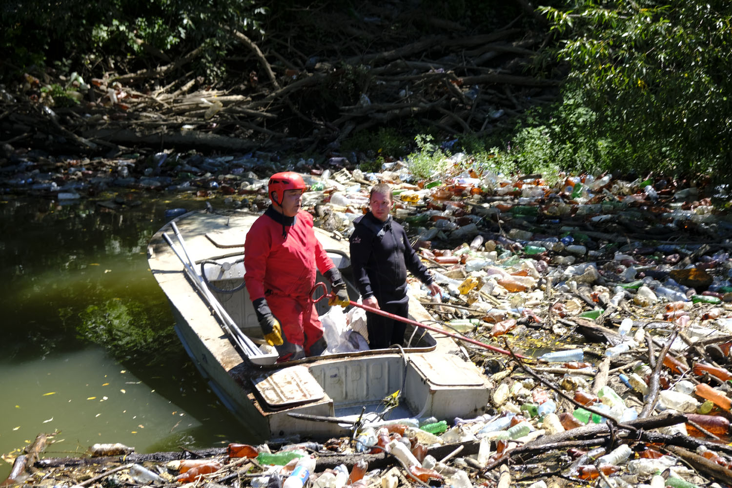 Закарпатські рятувальники  продовжують розчищати сміттєвий затор на р. Боржава.