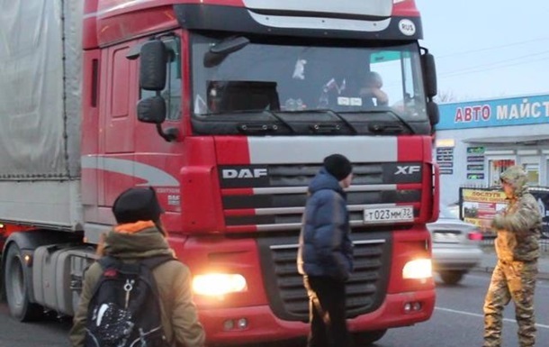 В селе Малые Подлески в 15 км от Львова украинские дальнобойщики перекрыли движение на трассе. Водители требуют не блокировать движение российских грузовиков.